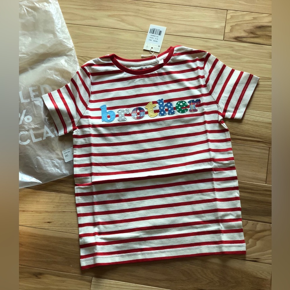 Mini Boden Brother 6/7 appliqué t-shirt.